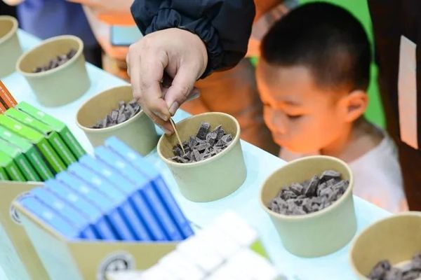 “美国不让加拿大接触中国，却转头与中国签了协议”