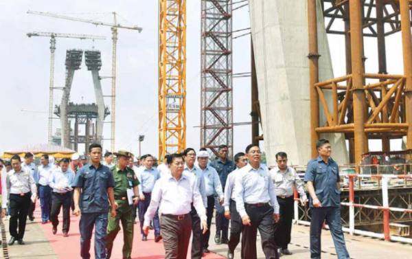 国家管委会主席视察仰光省两座大桥的建设工程