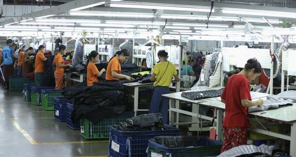 仰光省CMP成衣工厂订单增多工人们正在加紧工作之中