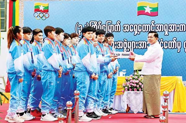 为在东运会中取得优异成绩的运动员们举行庆功会