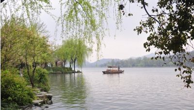 七律：清明雨中西湖