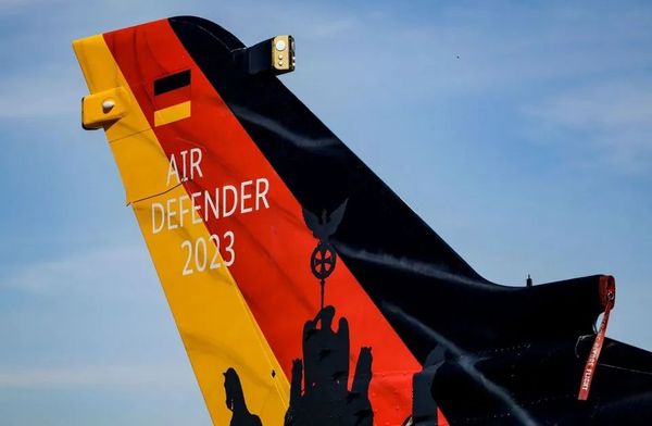 “仅美国就派出了100架飞机”