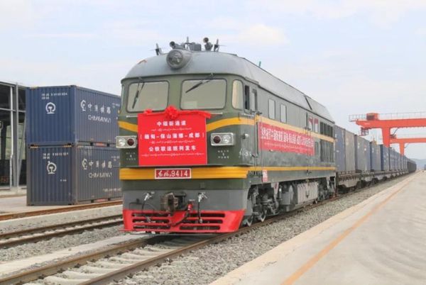 千余吨缅甸铁矿石从曼德勒运往中国