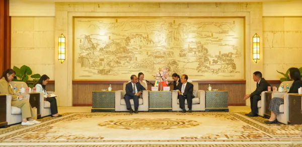 杨军会见缅甸驻华大使