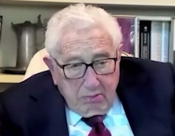 这次被套出话的是基辛格了