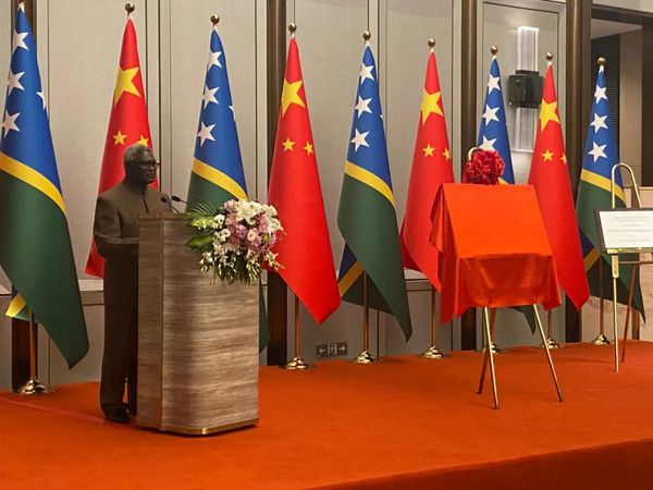 这位总理对《环球时报》记者说：不和中国加大合作，那才是愚蠢！