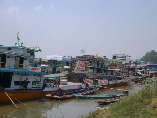 曼德勒市伊洛瓦底江边高威码头货源增多搬运工人也增多