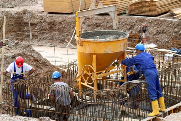 资金不稳定和缺乏熟练工程师问题导致建筑业面临危机
