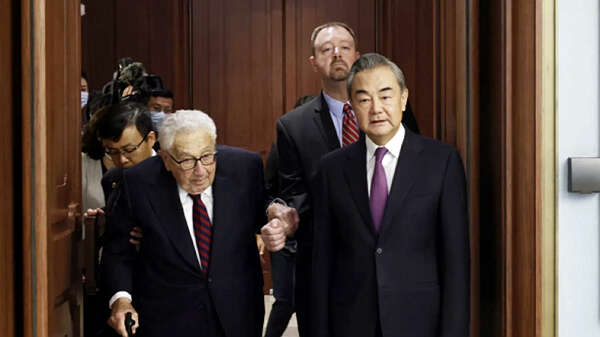  百岁基辛格今访华，传递两大信号！中美关系能改善吗？