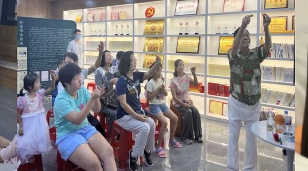 她们成了世界上同时吹响树叶和花瓣的人（卓叶）