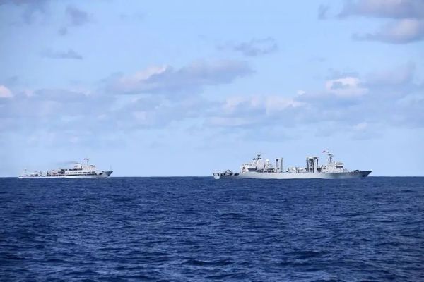 硬气！中俄猛踹美国大门，11艘舰艇扑向阿拉斯加，美不敢动手!