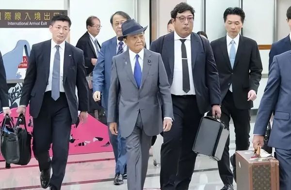 麻生窜台扬言做好战斗准备，美菲想从南海动手，国防部发声警告！