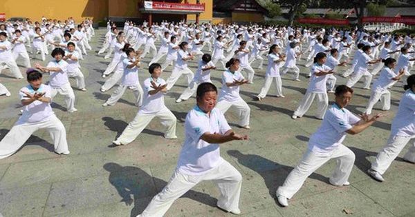 《吊古论今侃侃谈》（丛中草）