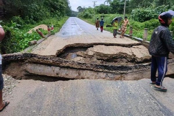 耶城-土瓦公路桥垮塌导致交通中断