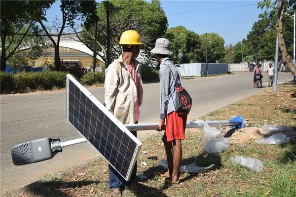 云南省对外友协向仰光捐赠了60套太阳能路灯