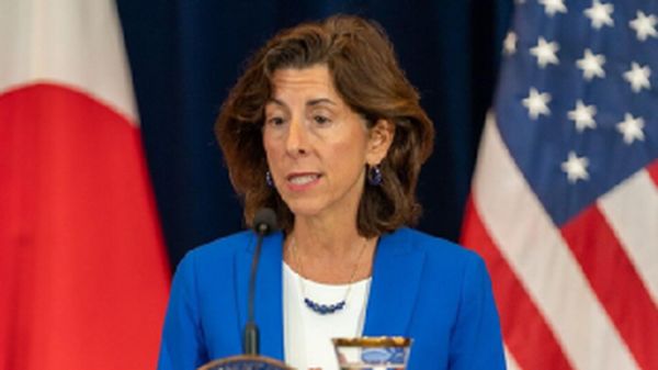 美国商务部长雷蒙多刚回国，就上演“川剧变脸”……