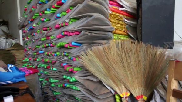 缅甸向韩国出口了24个货柜箱的扫帚