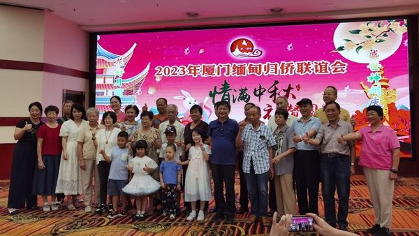 盛世神州庆华诞  花好月圆度中秋（洪志嫱）