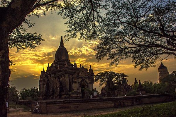 国内外游客们在蒲甘有关景点观赏蒲甘日落美景