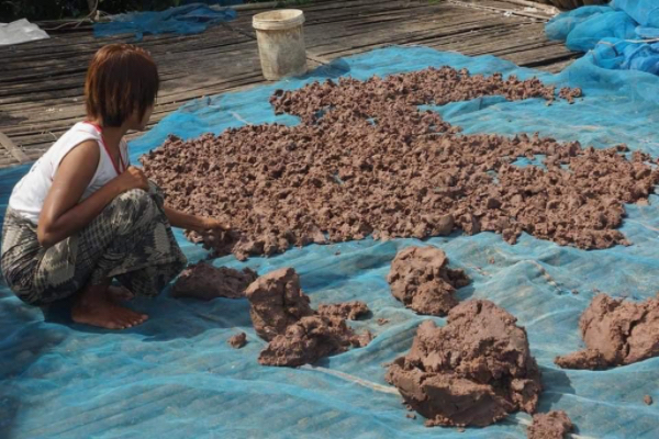 伊洛瓦底省勃生县区生产的虾酱在仰光大都市热销