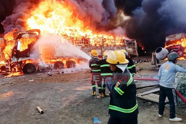 金三角口岸燃起大火 损失高达85辆货车