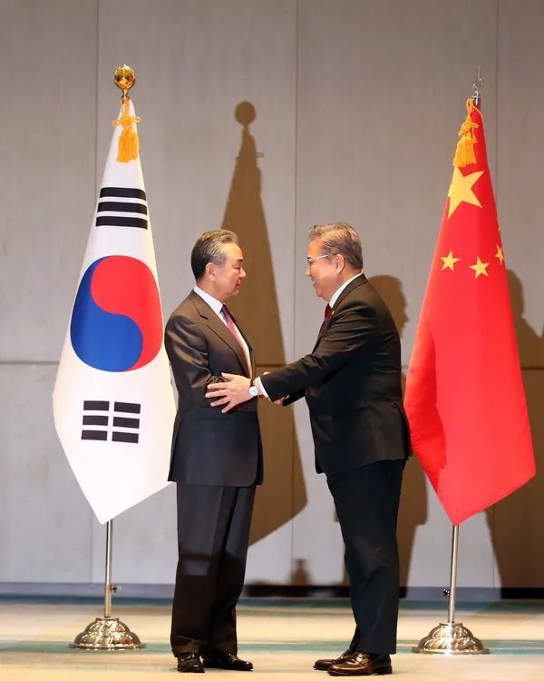 在王毅面前，韩外长用中文致开场白