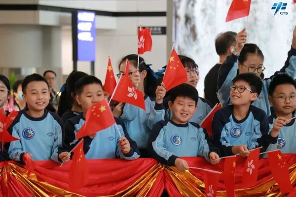 他们到香港了，受到“热烈欢迎”