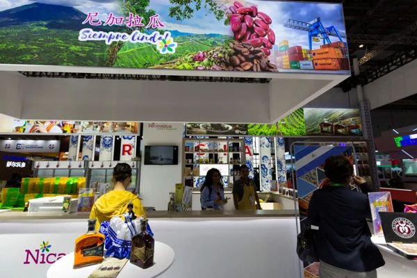 “中国兄弟是来握手的，不是来攻击我们的”