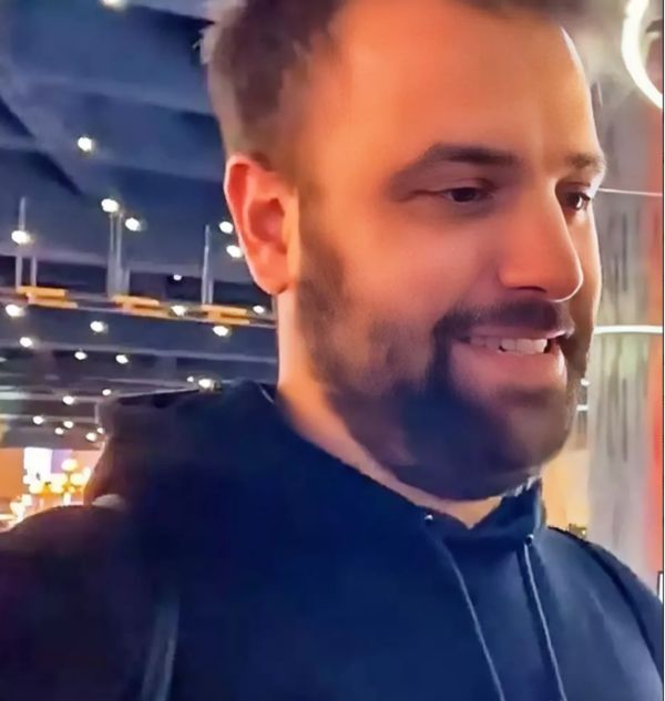 意大利男子为证明中国的治安，将行李放在电动车上，他吃完饭回来一看惊呆了