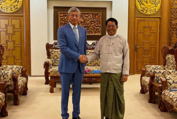 中国大使与缅甸外长一行人会面