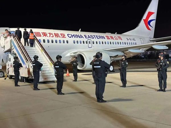 重大战果！白所成等重要头目被押解回国