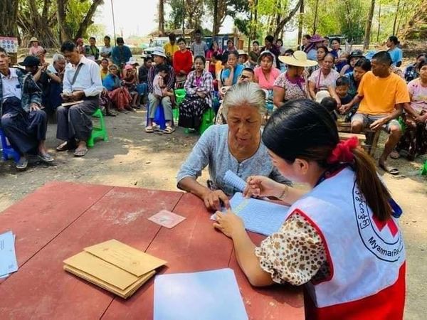 丹麦红十字会为克钦邦怀毛流离失所的家庭每户提供25万缅币援助