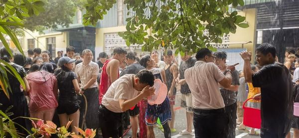 缅甸新世纪国际中文学校师生共庆泼水节