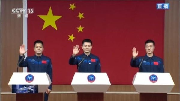 “80后”乘组亮相！简历来了