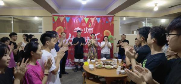 缅甸新世纪国际中文学校举办教师集体生日宴