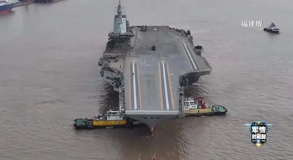 中国航母福建舰出海开展首次航行试验！