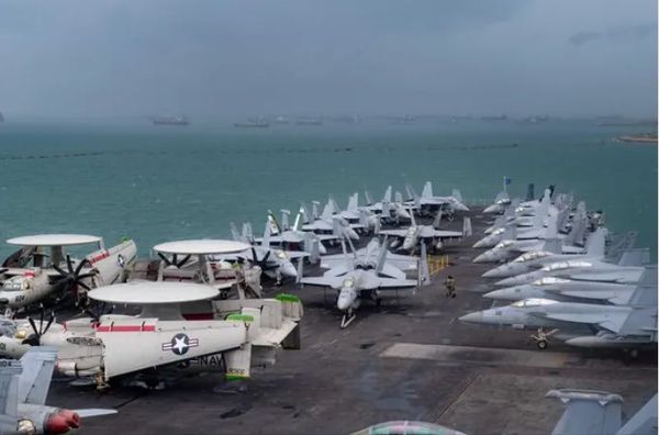 菲律宾在南海闹事时，美国航母紧急“撤”到新加坡了……