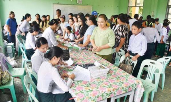 缅甸中小学校  注册工作开始第一天就有179万人前来报名
