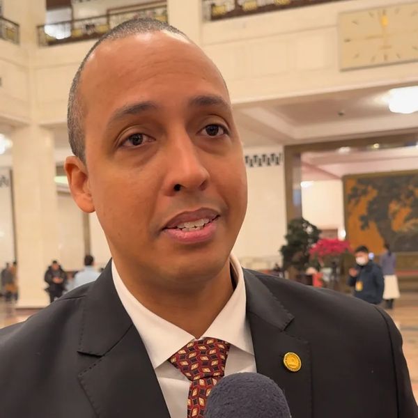 “美国经济侵略我们，中国帮助我们”