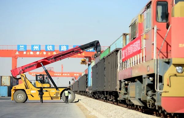 这条从中国出发的铁路进展快，美国坐不住了！