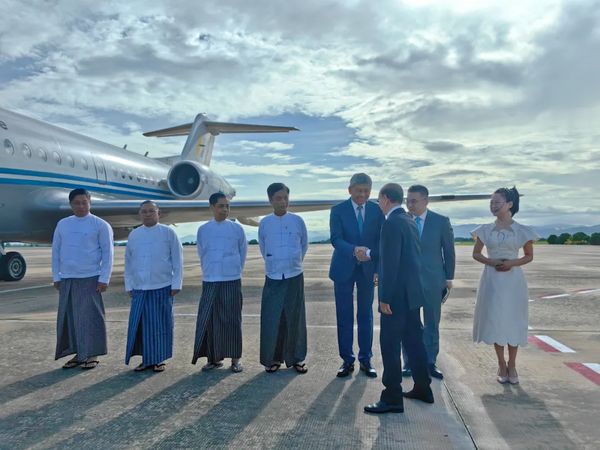 陈海大使为赴华出席和平共处五项原则发表70周年纪念活动的缅甸前总统登盛送行