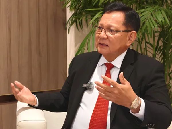 他为菲律宾人民落泪，“菲律宾现在被美国人利用”