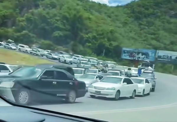 彬乌伦-曼德勒公路交通堵塞