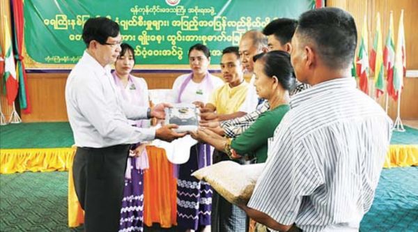 仰光省岱枝县区为受洪涝灾害的农民颁发救援物资重种稻田