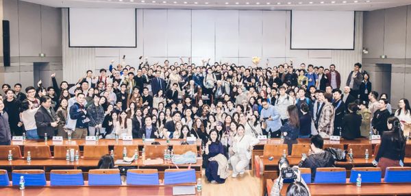 讲台挤满、网络刷屏！这场万众瞩目的中美辩论有哪些交锋？