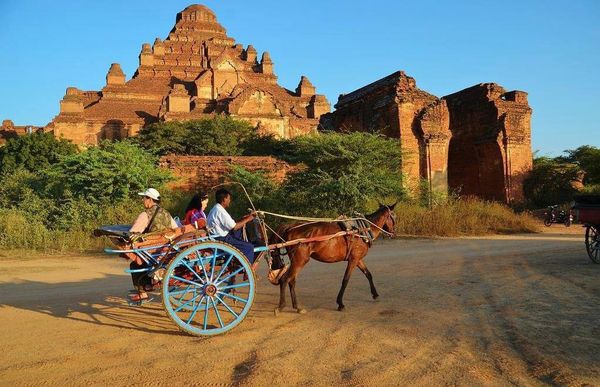 蒲甘地区的马车夫为游客们提供各项服务工作