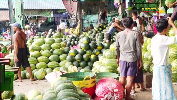 仰光省底律明格拉鲜货市场上一天进入的蔬菜瓜果有30多万缅斤