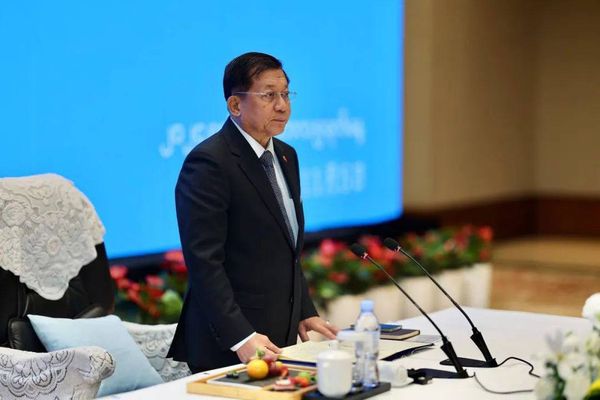 ​缅甸国家管委会主席向中国企业家们介绍缅甸国家经贸情况