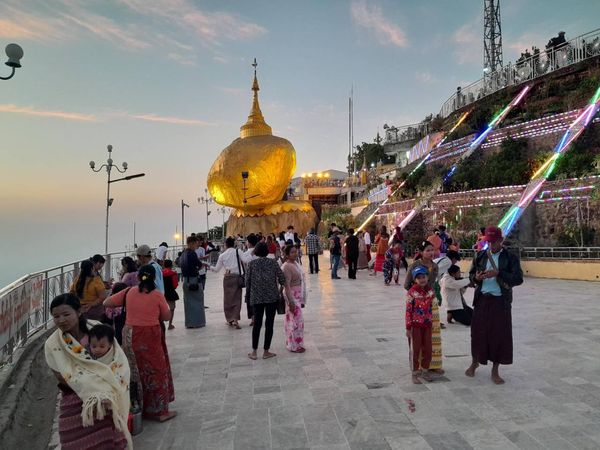 孟邦吉铁窑佛塔在直桑岱节日期间接待了礼佛民众3万多人 
