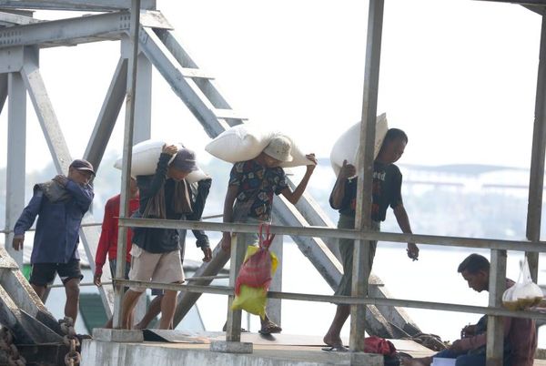 伊洛瓦底省博加礼县区10月间向仰光都市输送出了碎米6.5万包